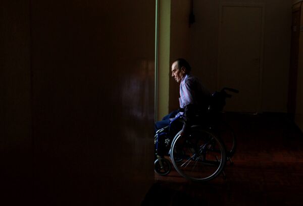 Мужчина в инвалидной коляске - Sputnik Беларусь