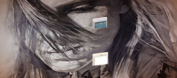 Граффити на стене многоэтажного здания по улице Рабкоровская - Sputnik Беларусь