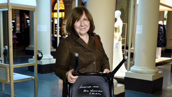 Алексиевич оставила автограф на стуле в Нобелевском музее в Стокгольме - Sputnik Беларусь