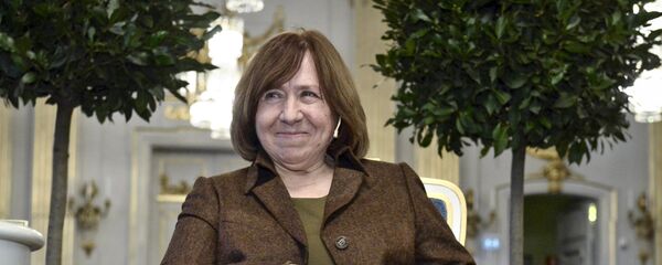 Белорусская писательница Светлана Алексиевич на пресс-конференции в Стокгольме - Sputnik Беларусь