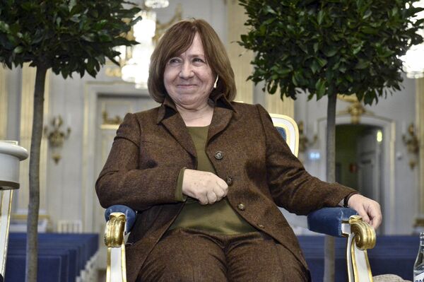 Белорусская писательница Светлана Алексиевич на пресс-конференции в Стокгольме - Sputnik Беларусь