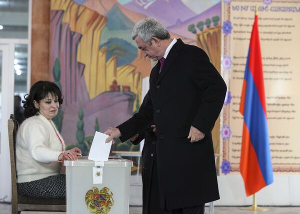 Президент Армении Серж Саргсян проголосовал на референдуме по внесению изменений в Конституцию страны - Sputnik Беларусь
