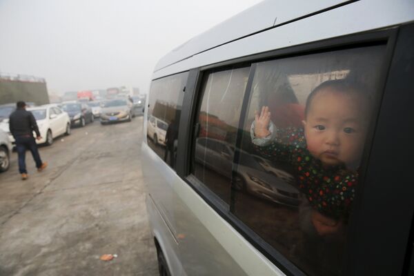 Ребенок выглядывает из автомобиля на шоссе в провинции Хэбэй, Китай - Sputnik Беларусь