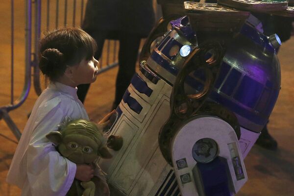 Принцесса Лея и R2-D2 - Sputnik Беларусь