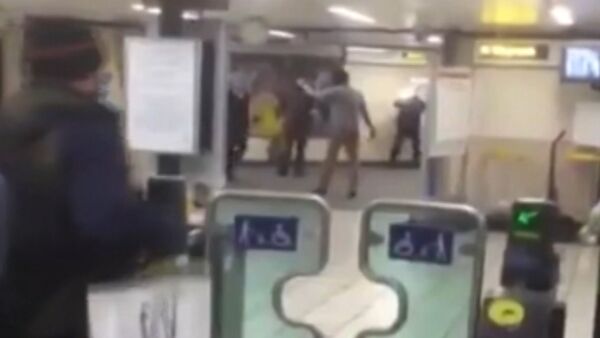 Задержание напавшего с ножом на пассажиров метро в Лондоне. Съемка очевидца - Sputnik Беларусь