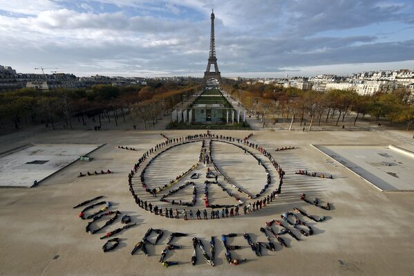 Экологи составили послание надежды и мира перед Эйфелевой башней в Париже - Sputnik Беларусь