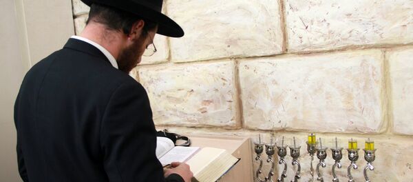 Уважаемый еврей зажжет свечу на Хануку - Sputnik Беларусь