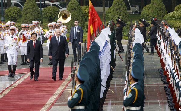 Президента Александра Лукашенко встречают во Вьетнаме Президента Александра Лукашенко встречают во Вьетнаме - Sputnik Беларусь