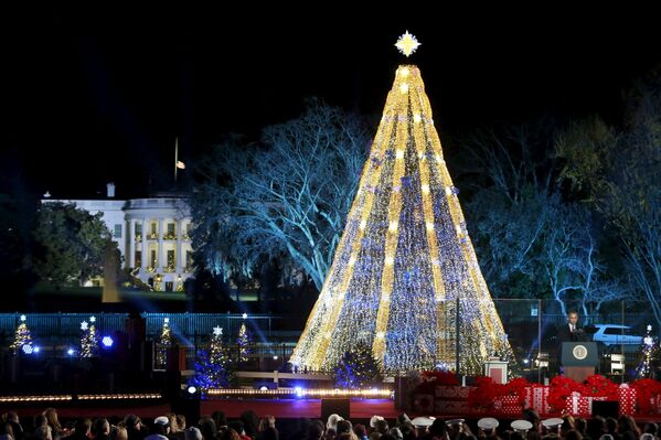 Барак Обама зажег огни на Рождественской елке у Белого дома в Вашингтоне, США - Sputnik Беларусь
