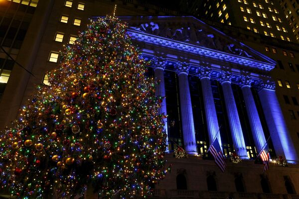 Праздничная елка у Нью-Йоркской фондовой биржи - Sputnik Беларусь