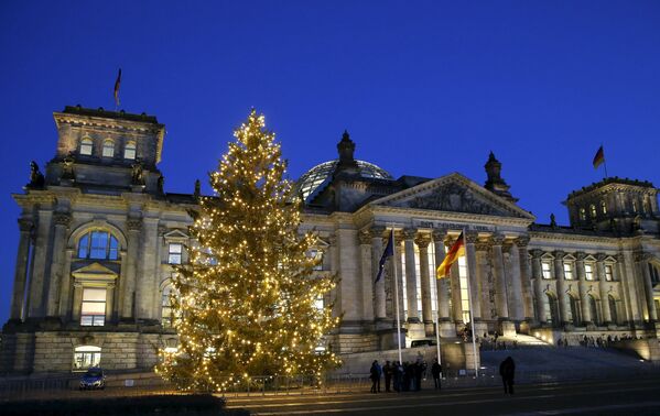 Рождественская ель перед зданием Рейхстага в Берлине, где размещается Бундестаг ФРГ - Sputnik Беларусь