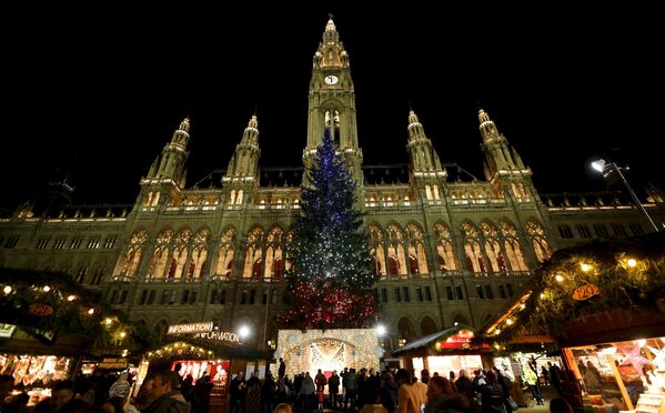 Рождественская ель в цветах французского флага перед ратушой Вены, Австрия - Sputnik Беларусь