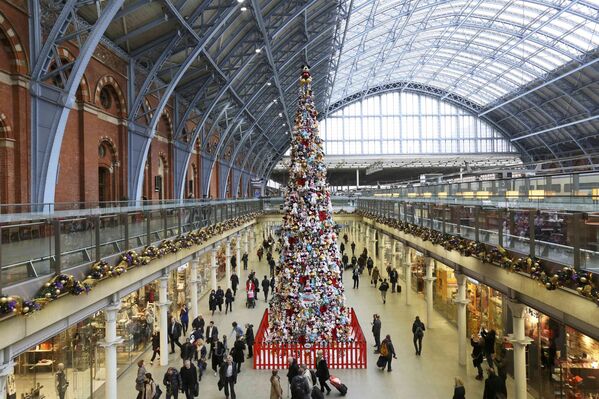Огромная ель на вокзале Сент-Панкрас в Лондоне, Великобритания - Sputnik Беларусь