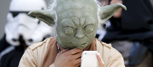 Косплеер Йода со смартфоном - Sputnik Беларусь