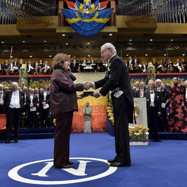 Король Швеции вручает Светлане Алексиевич Нобелевскую премию - Sputnik Беларусь
