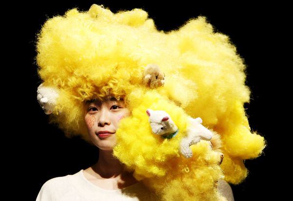 Модель в образе, созданном японским дизайнером Такафуми Цурута, Неделя моды в Токио-2015 - Sputnik Беларусь