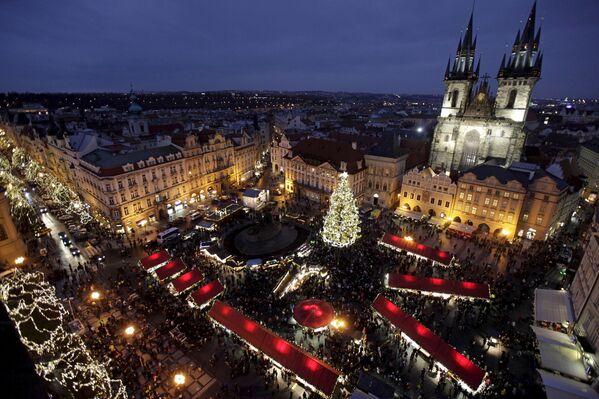 Елка в Старом городе возле рождественского рынка, Прага, Чехия - Sputnik Беларусь