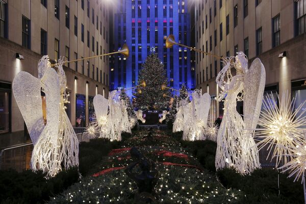 Рождественское дерево в Рокфеллер-центре на Манхэттене, Нью-Йорк, США - Sputnik Беларусь