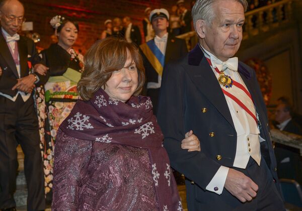 Светлана Алексиевич и Королевский маршал Сванте Линдквист на банкете в Голубом зале мэрии Стокгольма - Sputnik Беларусь