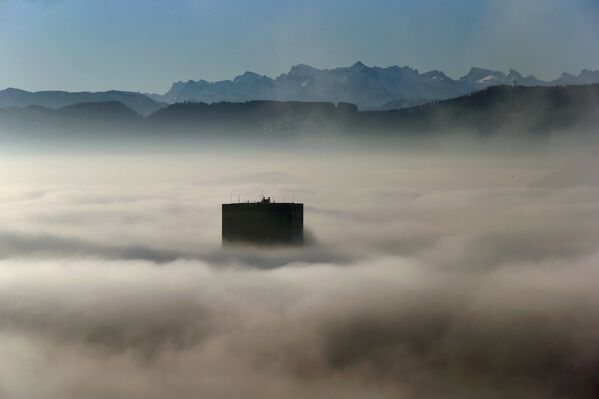 Верхушка самого высокого небоскреба Швейцарии в тумане - Sputnik Беларусь