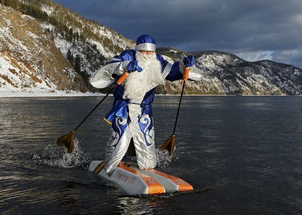 Дед Мороз на водных лыжах - Sputnik Беларусь