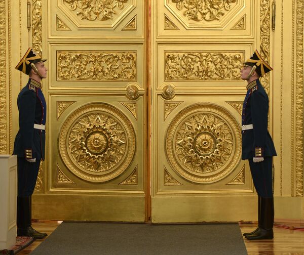 Военнослужащие роты почетного караула перед дверями Георгиевского зала Кремля - Sputnik Беларусь