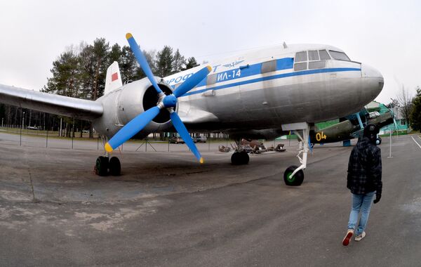 Ил-14П - основной пассажирский самолет Аэрофлота середины 1950-х годов. Для своего времени самолет был надежным и безопасным, однако в середине 60-х морально устарел и был вытеснен на региональные авиационные линии. Отдельного внимания заслуживает серия, которая была построена для работ в арктических условиях. - Sputnik Беларусь