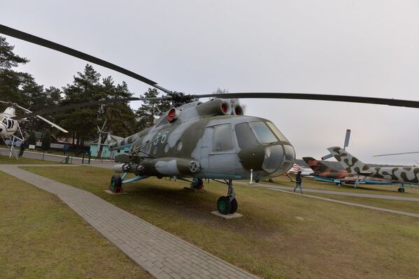 Многоцелевой вертолет Ми-8Т. Самый массовый двухдвигательный вертолет в мире. Популярен как у военных, так и у гражданских. Эта модель способна перевозить грузы до четырех тонн в кабине или трех тонн на подвеске. Транспортный вариант оснащен также пилонами для подвески оружия. - Sputnik Беларусь