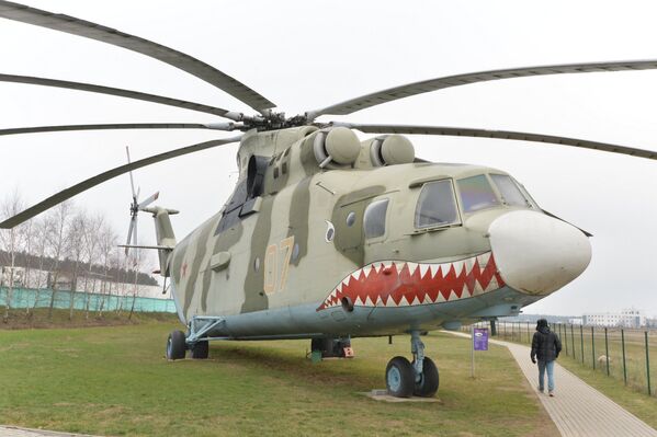 Многоцелевой транспортный вертолет Ми-26 - самый крупный в мире. Впервые поднялся в воздух в 1977 году. Способен перевозить грузы до 20 тонн. Также используется в гражданской авиации. Военные используют его для перевозки десанта и боевых машин. Получил прозвище летающая корова. - Sputnik Беларусь