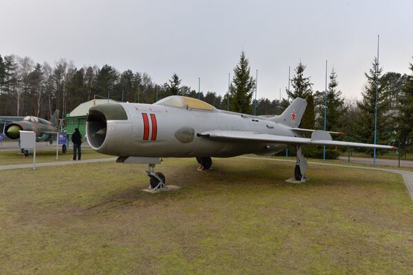 Одноместный реактивный истребитель-перехватчик первого поколения МиГ-19. Считался лучшим самолетом своего времени благодаря выдающейся скороподъемности. Был первым сверхзвуковым истребителем в мире, который выпускался серийно с начала 1950-х годов. - Sputnik Беларусь