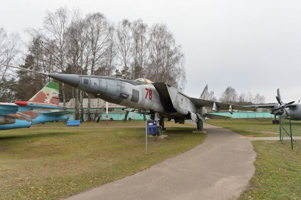 Одноместный сверхзвуковой самолет прорыва ПВО противника МиГ-25БМ, оснащенный радиоэлектронным и огневым подавлением. Этот экземпляр был построен в 1985 году и является одним из последних выпущенных МиГ-25 этой модификации. Таких самолетов сохранилось всего два – один в Таганроге, второй в Минске. - Sputnik Беларусь
