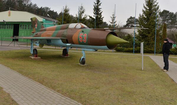 МиГ-21 является наиболее выдающимся советским истребителем 1960-70-х годов. МиГ-21 является одним из самых массовых самолетов мира. Серийно он выпускался 28 лет (с 1959 по 1986-й). Состоял на вооружении и использовался в ВВС более чем 65 стран. Советскими летчиками за характерный внешний вид был прозван Балалайкой. - Sputnik Беларусь