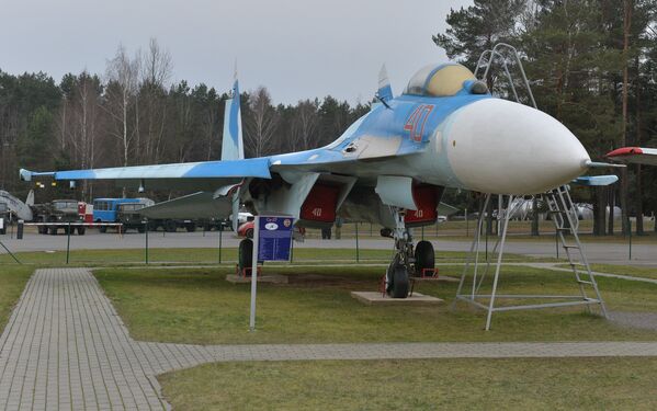 Многоцелевой высокоманевренный всепогодный истребитель четвертого поколения Су-27П. Создан для завоевания воздушного превосходства в воздухе. Многие эксперты считают эту машину лучшим самолетом ХХ века. Впервые взлетел в 1977 году. На его основе разработано множество современных российских самолетов, в том числе Су-33 и Су-35. - Sputnik Беларусь