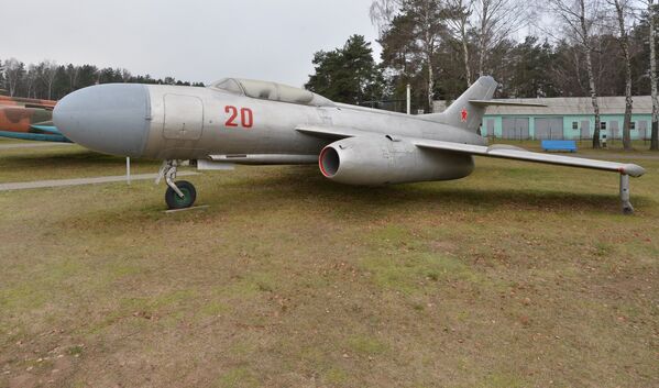 Двухместный барражирующий истребитель-перехватчик Як-25. Был разработан ОКБ в начале 1950-х годов, а в первый полет отправился в 1952 году. Эта машина была дозвуковой. Поэтому Як-25 не мог перехватывать реактивные стратегические бомбардировщики и был снят с вооружения в начале 1960-х. - Sputnik Беларусь