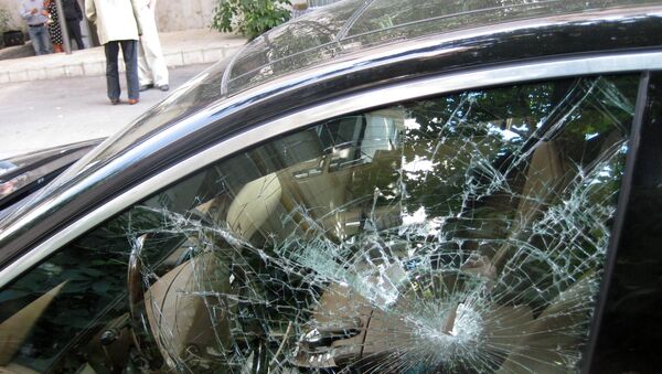 Разбитое боковое стекло в автомобиле. Архивное фото - Sputnik Беларусь