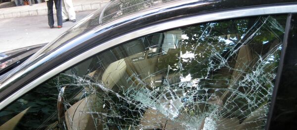 Разбитое боковое стекло в автомобиле. Архивное фото - Sputnik Беларусь
