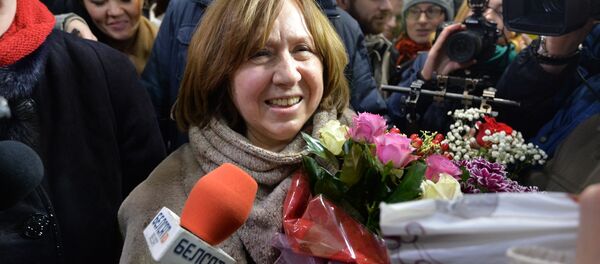 Святлана Алексіевіч прыляцела са Стакгольма Святлана Алексіевіч прыляцела са Стакгольма - Sputnik Беларусь