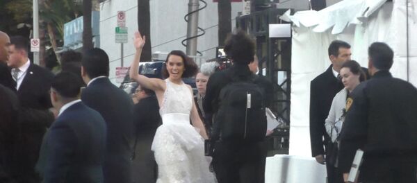 СПУТНИК_Толпа фанатов криками встретила актеров Звездных войн в Лос-Анджелесе - Sputnik Беларусь