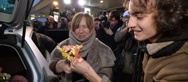 Герберы от маленькой девочки с мамой, не дождавшихся прилета Алексиевич Герберы от маленькой девочки с мамой, не дождавшихся прилета Алексиевич - Sputnik Беларусь