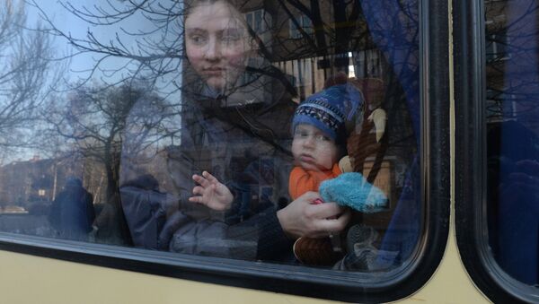 Беженцы в салоне автобуса - Sputnik Беларусь