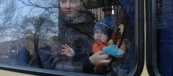 Беженцы в салоне автобуса - Sputnik Беларусь