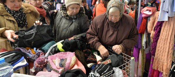 Пожилые люди на ярмарке - Sputnik Беларусь