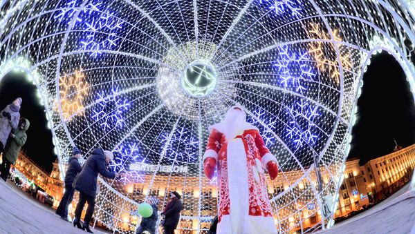 Дед Мороз на Октябрьской площади - Sputnik Беларусь