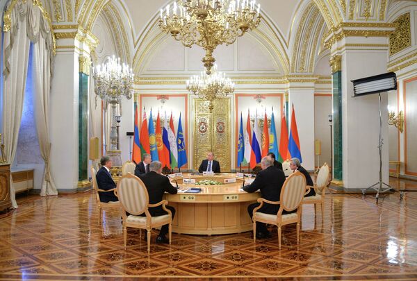 Президент РФ В. Путин принимает участие в саммитах ОДКБ и ВЕАЭС в Москве - Sputnik Беларусь