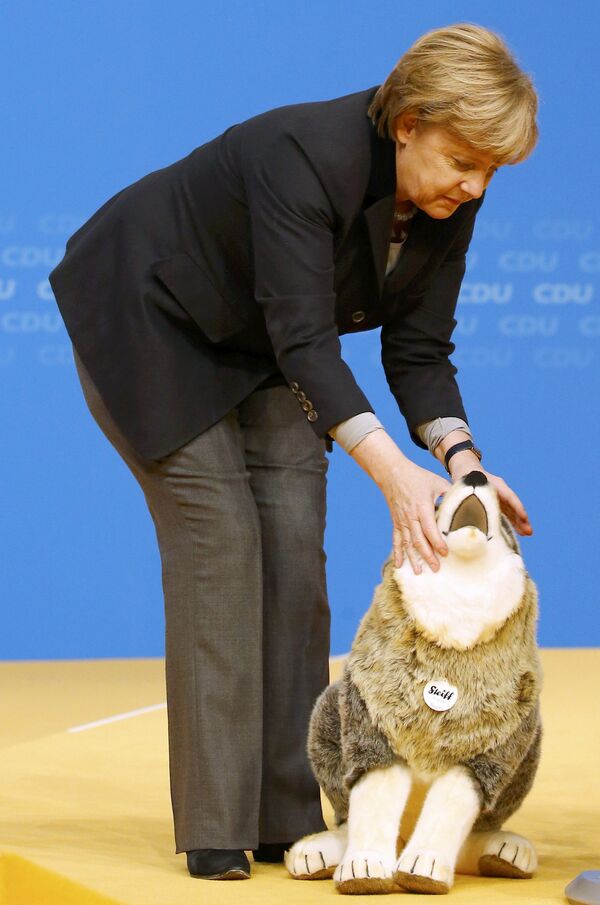 Канцлер Германии Ангела Меркель получает подарок во время съезда партии ХДС в Карлсруэ - Sputnik Беларусь