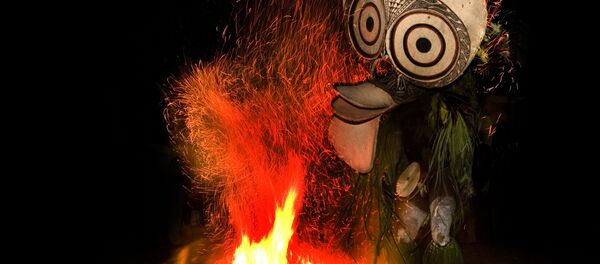 Коренной житель Папуа - Новая Гвинея во время обрядового танца - Sputnik Беларусь