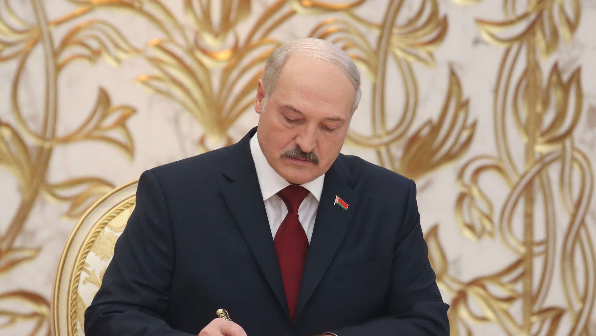 Лукашенко подписал указ о переводе. Лукашенко подписывает. Лукашенко портрет. Лукашенко подписывает указ.