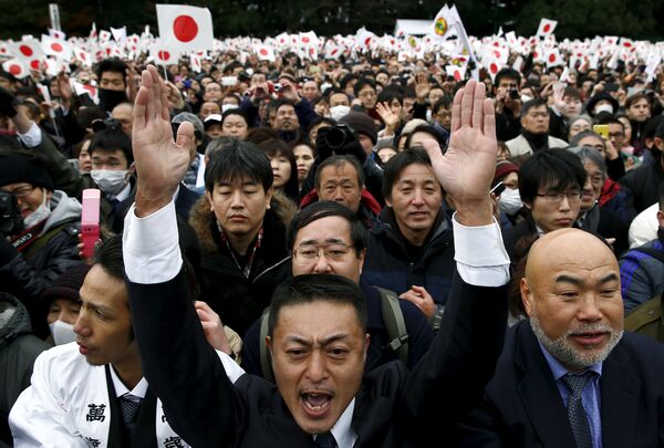 Более 23 тысяч японцев пришли к императорскому дворцу в Токио - Sputnik Беларусь