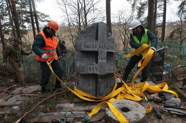 Сотрудники МЧС устанавливают памятник Рыгору Бородулину - Sputnik Беларусь