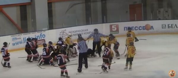 Массовая драка по время хоккейного матча между детскими клубами Спарта и Гележинис Вилкас Массовая драка по время хоккейного матча между детскими клубами Спарта и Гележинис Вилкас - Sputnik Беларусь